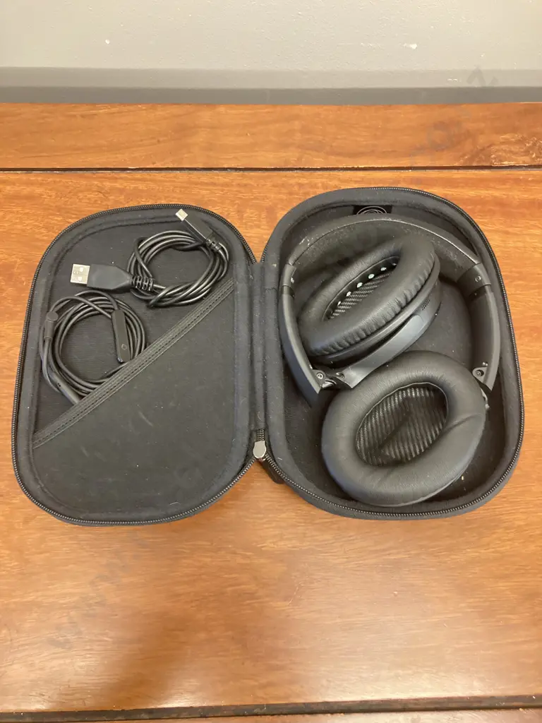 Bose QuietComfort Headphones - Black With Carry Case Image 1++